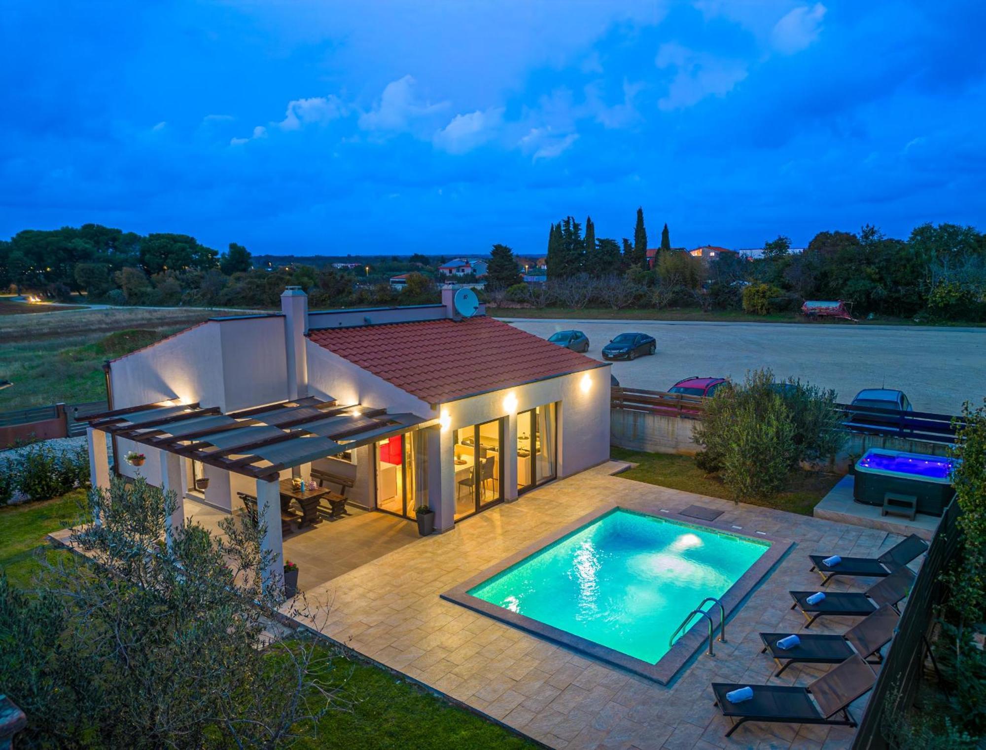 Вілла Bobo Family House With Pool Воднян Екстер'єр фото